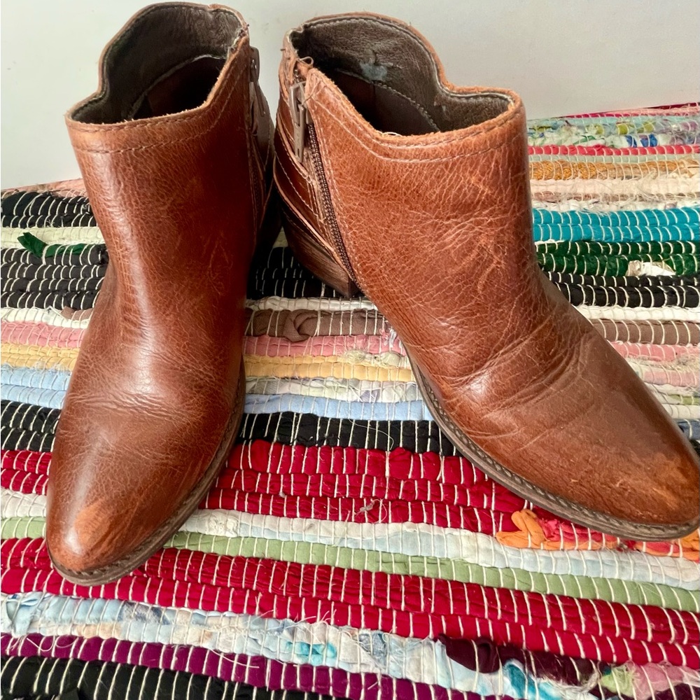 Matisse Distressed Leather bootie in Caramel. Size 6M. 1.5” heel Made in Brazil.
